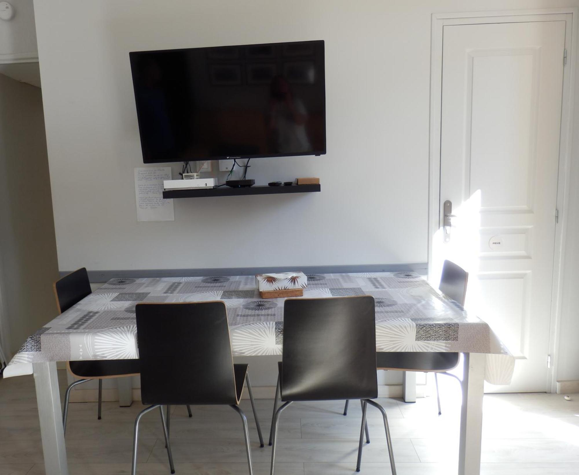 Agreable T2 Au Centre De Luchon Apartment Bagneres-de-Luchon Bagian luar foto